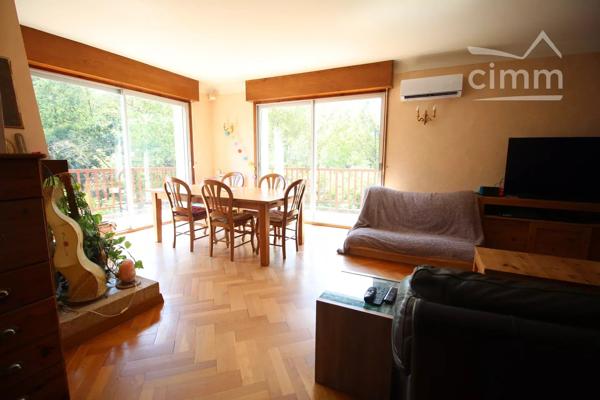 A vendre villa de 212 m² habitables avec un logement en rez de chaussée sur un terrain de 5340 m² .