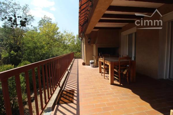 A vendre villa de 212 m² habitables avec un logement en rez de chaussée sur un terrain de 5340 m² .