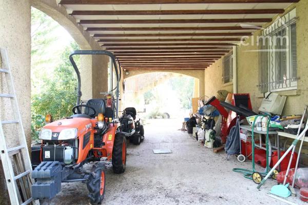 A vendre villa de 212 m² habitables avec un logement en rez de chaussée sur un terrain de 5340 m² .