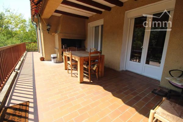 A vendre villa de 212 m² habitables avec un logement en rez de chaussée sur un terrain de 5340 m² .