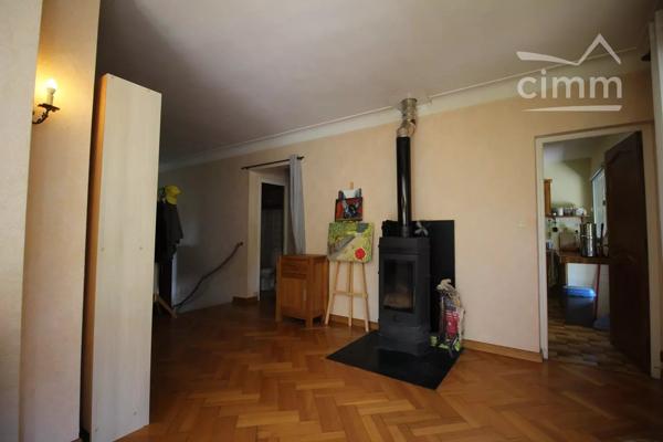 A vendre villa de 212 m² habitables avec un logement en rez de chaussée sur un terrain de 5340 m² .