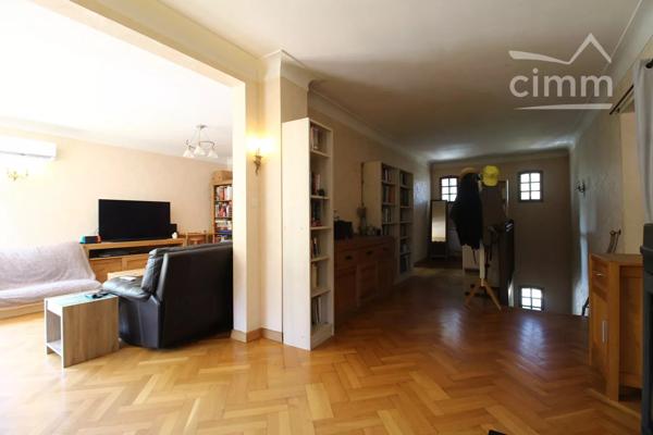 A vendre villa de 212 m² habitables avec un logement en rez de chaussée sur un terrain de 5340 m² .