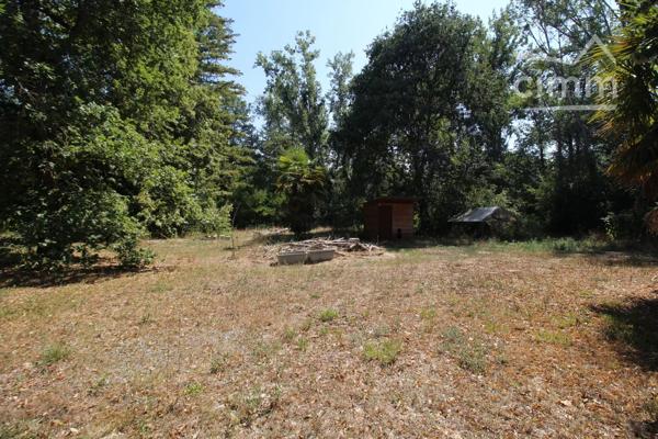 A vendre villa de 212 m² habitables avec un logement en rez de chaussée sur un terrain de 5340 m² .