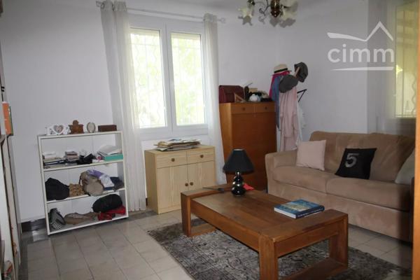 A vendre villa de 212 m² habitables avec un logement en rez de chaussée sur un terrain de 5340 m² .