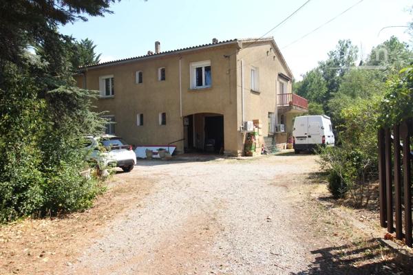 A vendre villa de 212 m² habitables avec un logement en rez de chaussée sur un terrain de 5340 m² .