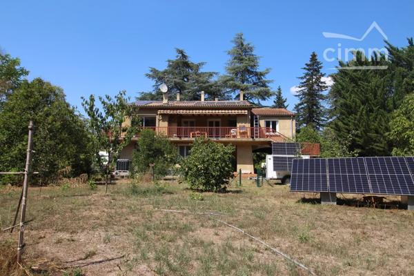 A vendre villa de 212 m² habitables avec un logement en rez de chaussée sur un terrain de 5340 m² .