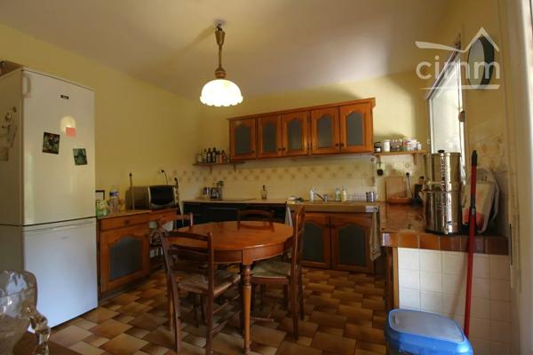 A vendre villa de 212 m² habitables avec un logement en rez de chaussée sur un terrain de 5340 m² .