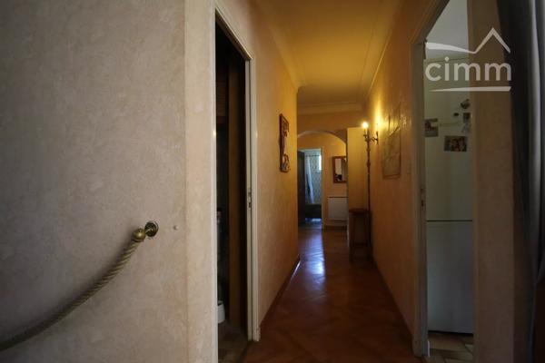 A vendre villa de 212 m² habitables avec un logement en rez de chaussée sur un terrain de 5340 m² .