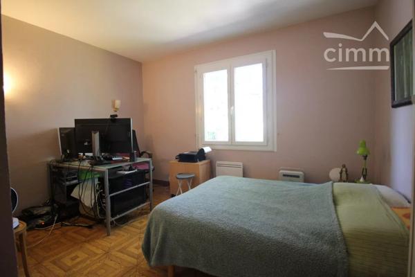 A vendre villa de 212 m² habitables avec un logement en rez de chaussée sur un terrain de 5340 m² .