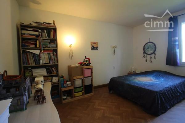 A vendre villa de 212 m² habitables avec un logement en rez de chaussée sur un terrain de 5340 m² .