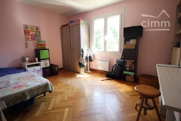A vendre villa de 212 m² habitables avec un logement en rez de chaussée sur un terrain de 5340 m² .