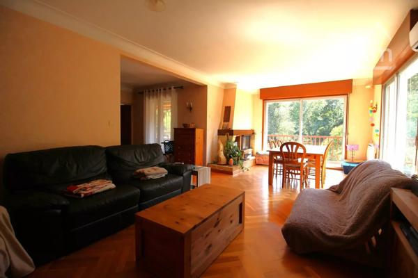 A vendre villa de 212 m² habitables avec un logement en rez de chaussée sur un terrain de 5340 m² .