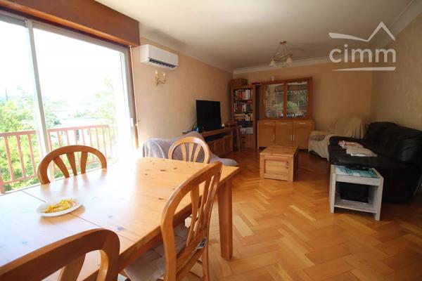 A vendre villa de 212 m² habitables avec un logement en rez de chaussée sur un terrain de 5340 m² .