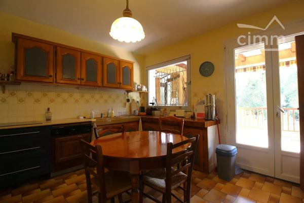 A vendre villa de 212 m² habitables avec un logement en rez de chaussée sur un terrain de 5340 m² .