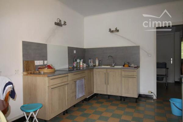 A vendre villa de 212 m² habitables avec un logement en rez de chaussée sur un terrain de 5340 m² .