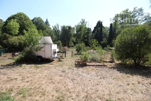 A vendre villa de 212 m² habitables avec un logement en rez de chaussée sur un terrain de 5340 m² .