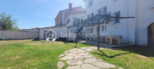 EXCLUSIVITE ETAULES Centre-ville : A proximité immédiate des commerces, écoles, médecin et a seulement 15 min des plages.
Maison de 254 m2, rénovée, au gout du jour comprenant :
Un vaste séjour/salle a manger traversant et lumineux, avec une cheminée, de 76 m2 environ, et sa cuisine ouverte entièrement meublée et équipée.
Une grande suite parentale avec une salle d'eau et wc séparé.
4 chambres lumineuses aux beaux volumes, salle de bain et wc séparé.
Un appartement avec une entrée privative composé :
D'un séjour avec cuisine ouverte meublée et équipée, une chambre , une salle d'eau et wc .
Coté extérieur : Joli terrain d'environ 679 m2, bien exposé, entièrement clos et sans vis a vis comprenant une terrasse, une petite dépendance et un grand garage d'environ 80m2.
Les +++++ :
- Fenêtres PVC double vitrage.
- Jusqu'à 4 stationnements hors garage, camping-car possible.
- Pompe a chaleur.
- Aucun travaux a prévoir.
A votre disposition pour tout renseignement complémentaire au 06.14.04.55.39