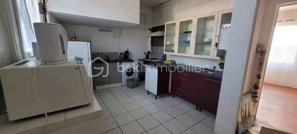 EXCLUSIVITE ETAULES Centre-ville : A proximité immédiate des commerces, écoles, médecin et a seulement 15 min des plages.
Maison de 254 m2, rénovée, au gout du jour comprenant :
Un vaste séjour/salle a manger traversant et lumineux, avec une cheminée, de 76 m2 environ, et sa cuisine ouverte entièrement meublée et équipée.
Une grande suite parentale avec une salle d'eau et wc séparé.
4 chambres lumineuses aux beaux volumes, salle de bain et wc séparé.
Un appartement avec une entrée privative composé :
D'un séjour avec cuisine ouverte meublée et équipée, une chambre , une salle d'eau et wc .
Coté extérieur : Joli terrain d'environ 679 m2, bien exposé, entièrement clos et sans vis a vis comprenant une terrasse, une petite dépendance et un grand garage d'environ 80m2.
Les +++++ :
- Fenêtres PVC double vitrage.
- Jusqu'à 4 stationnements hors garage, camping-car possible.
- Pompe a chaleur.
- Aucun travaux a prévoir.
A votre disposition pour tout renseignement complémentaire au 06.14.04.55.39