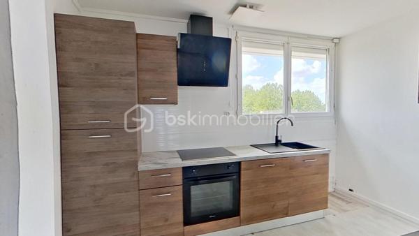 Situé au 2ᵉ étage, cet appartement de 64m² bénéficie d'un emplacement exceptionnel, à 2 minutes du parc Lapic et à 3 minutes du centre-ville de Landivisiau offrant ainsi un environnement au calme et un accès immédiat à l'ensemble des commodités telles que les magasins Super U et Leclerc. 
Dès l'entrée, vous serez séduit par le volume généreux de la pièce principale qui offrant ainsi un espace convivial et chaleureux. 
L'appartement comprend :
•	Une entrée  ;
•	Une cuisine ouverte aménagée et équipée donnant sur :
•	Un vaste salon-séjour ;
•	Deux chambres;
•	Une salle d'eau ;
•	Un WC indépendant ;
•	Une cave, apportant un espace de stockage complémentaire.

Les atouts qui font la différence :
•	Emplacement recherché proche de toutes les commodités, du centre-ville de Landivisiau et des commerces (Super U et Leclerc) 
•	 Pièce principale avec des volumes généreux.  
 
Contactez-moi dès aujourd'hui pour obtenir davantage d'informations ou organiser une visite et découvrir tout le potentiel de ce bien d'exception.