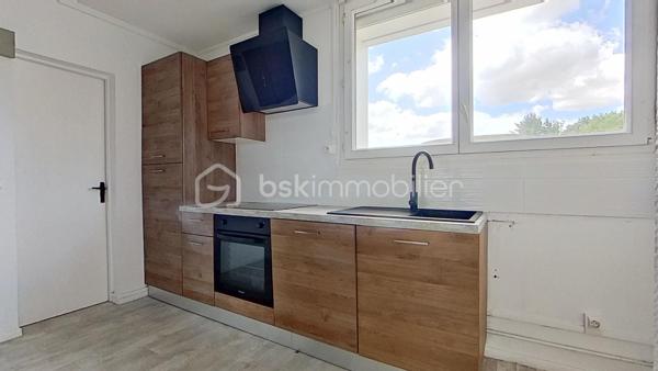 Situé au 2ᵉ étage, cet appartement de 64m² bénéficie d'un emplacement exceptionnel, à 2 minutes du parc Lapic et à 3 minutes du centre-ville de Landivisiau offrant ainsi un environnement au calme et un accès immédiat à l'ensemble des commodités telles que les magasins Super U et Leclerc. 
Dès l'entrée, vous serez séduit par le volume généreux de la pièce principale qui offrant ainsi un espace convivial et chaleureux. 
L'appartement comprend :
•	Une entrée  ;
•	Une cuisine ouverte aménagée et équipée donnant sur :
•	Un vaste salon-séjour ;
•	Deux chambres;
•	Une salle d'eau ;
•	Un WC indépendant ;
•	Une cave, apportant un espace de stockage complémentaire.

Les atouts qui font la différence :
•	Emplacement recherché proche de toutes les commodités, du centre-ville de Landivisiau et des commerces (Super U et Leclerc) 
•	 Pièce principale avec des volumes généreux.  
 
Contactez-moi dès aujourd'hui pour obtenir davantage d'informations ou organiser une visite et découvrir tout le potentiel de ce bien d'exception.