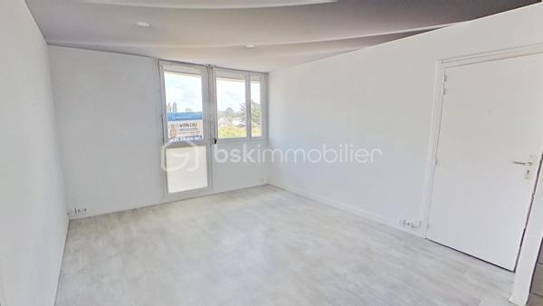 Situé au 2ᵉ étage, cet appartement de 64m² bénéficie d'un emplacement exceptionnel, à 2 minutes du parc Lapic et à 3 minutes du centre-ville de Landivisiau offrant ainsi un environnement au calme et un accès immédiat à l'ensemble des commodités telles que les magasins Super U et Leclerc. 
Dès l'entrée, vous serez séduit par le volume généreux de la pièce principale qui offrant ainsi un espace convivial et chaleureux. 
L'appartement comprend :
•	Une entrée  ;
•	Une cuisine ouverte aménagée et équipée donnant sur :
•	Un vaste salon-séjour ;
•	Deux chambres;
•	Une salle d'eau ;
•	Un WC indépendant ;
•	Une cave, apportant un espace de stockage complémentaire.

Les atouts qui font la différence :
•	Emplacement recherché proche de toutes les commodités, du centre-ville de Landivisiau et des commerces (Super U et Leclerc) 
•	 Pièce principale avec des volumes généreux.  
 
Contactez-moi dès aujourd'hui pour obtenir davantage d'informations ou organiser une visite et découvrir tout le potentiel de ce bien d'exception.