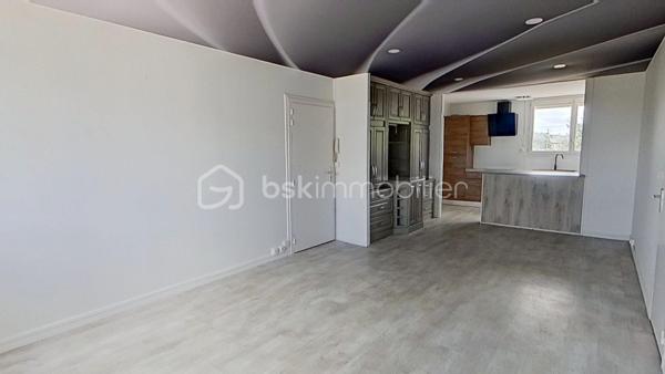 Situé au 2ᵉ étage, cet appartement de 64m² bénéficie d'un emplacement exceptionnel, à 2 minutes du parc Lapic et à 3 minutes du centre-ville de Landivisiau offrant ainsi un environnement au calme et un accès immédiat à l'ensemble des commodités telles que les magasins Super U et Leclerc. 
Dès l'entrée, vous serez séduit par le volume généreux de la pièce principale qui offrant ainsi un espace convivial et chaleureux. 
L'appartement comprend :
•	Une entrée  ;
•	Une cuisine ouverte aménagée et équipée donnant sur :
•	Un vaste salon-séjour ;
•	Deux chambres;
•	Une salle d'eau ;
•	Un WC indépendant ;
•	Une cave, apportant un espace de stockage complémentaire.

Les atouts qui font la différence :
•	Emplacement recherché proche de toutes les commodités, du centre-ville de Landivisiau et des commerces (Super U et Leclerc) 
•	 Pièce principale avec des volumes généreux.  
 
Contactez-moi dès aujourd'hui pour obtenir davantage d'informations ou organiser une visite et découvrir tout le potentiel de ce bien d'exception.