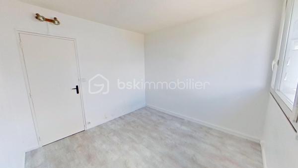 Situé au 2ᵉ étage, cet appartement de 64m² bénéficie d'un emplacement exceptionnel, à 2 minutes du parc Lapic et à 3 minutes du centre-ville de Landivisiau offrant ainsi un environnement au calme et un accès immédiat à l'ensemble des commodités telles que les magasins Super U et Leclerc. 
Dès l'entrée, vous serez séduit par le volume généreux de la pièce principale qui offrant ainsi un espace convivial et chaleureux. 
L'appartement comprend :
•	Une entrée  ;
•	Une cuisine ouverte aménagée et équipée donnant sur :
•	Un vaste salon-séjour ;
•	Deux chambres;
•	Une salle d'eau ;
•	Un WC indépendant ;
•	Une cave, apportant un espace de stockage complémentaire.

Les atouts qui font la différence :
•	Emplacement recherché proche de toutes les commodités, du centre-ville de Landivisiau et des commerces (Super U et Leclerc) 
•	 Pièce principale avec des volumes généreux.  
 
Contactez-moi dès aujourd'hui pour obtenir davantage d'informations ou organiser une visite et découvrir tout le potentiel de ce bien d'exception.