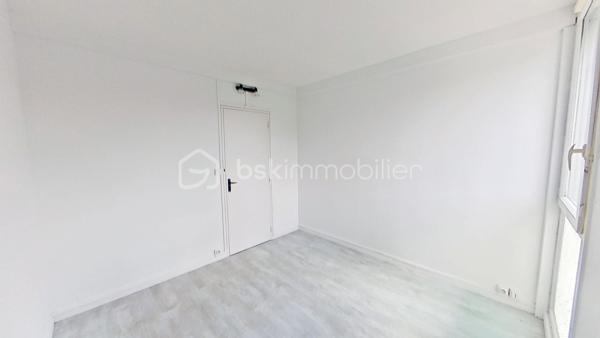 Situé au 2ᵉ étage, cet appartement de 64m² bénéficie d'un emplacement exceptionnel, à 2 minutes du parc Lapic et à 3 minutes du centre-ville de Landivisiau offrant ainsi un environnement au calme et un accès immédiat à l'ensemble des commodités telles que les magasins Super U et Leclerc. 
Dès l'entrée, vous serez séduit par le volume généreux de la pièce principale qui offrant ainsi un espace convivial et chaleureux. 
L'appartement comprend :
•	Une entrée  ;
•	Une cuisine ouverte aménagée et équipée donnant sur :
•	Un vaste salon-séjour ;
•	Deux chambres;
•	Une salle d'eau ;
•	Un WC indépendant ;
•	Une cave, apportant un espace de stockage complémentaire.

Les atouts qui font la différence :
•	Emplacement recherché proche de toutes les commodités, du centre-ville de Landivisiau et des commerces (Super U et Leclerc) 
•	 Pièce principale avec des volumes généreux.  
 
Contactez-moi dès aujourd'hui pour obtenir davantage d'informations ou organiser une visite et découvrir tout le potentiel de ce bien d'exception.