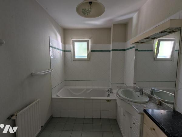 VALENCE - APPARTEMENT T4 , 103 m² + GARAGE + PARKING 