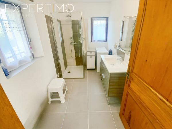 Bonnieux (84480) APPARTEMENT AVEC TERRASSE ET PISCINE AVEC VUE SUR LE VILLAGE DE BONNIEUX