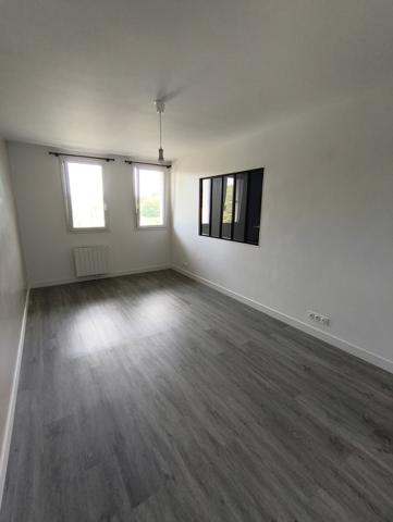 Appartement
         5 pièces
        - 105 m² 136 000 €*