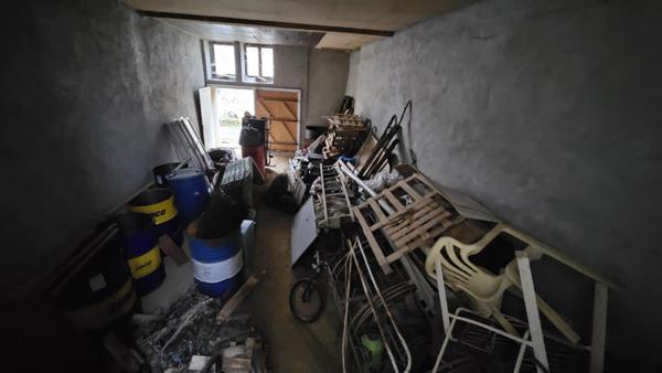 Andelot : Ensemble à rénover avec jardin et beaux volumes exploitables