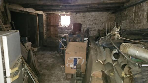 Andelot : Ensemble à rénover avec jardin et beaux volumes exploitables