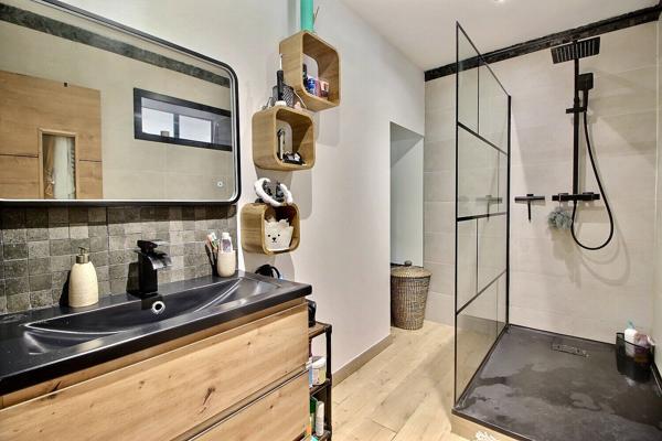 Maison plain-pied de type 3 avec terrasse et grand jardin à vendre à Saint Victoret