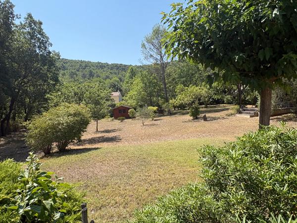 Très belle villa de plain pied avec grand garage attenant sur parc arboré de 4050 m²