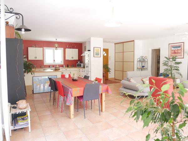 Très belle villa de plain pied avec grand garage attenant sur parc arboré de 4050 m²