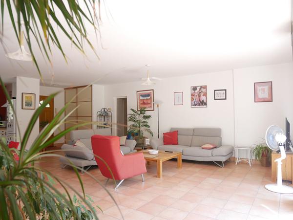 Très belle villa de plain pied avec grand garage attenant sur parc arboré de 4050 m²