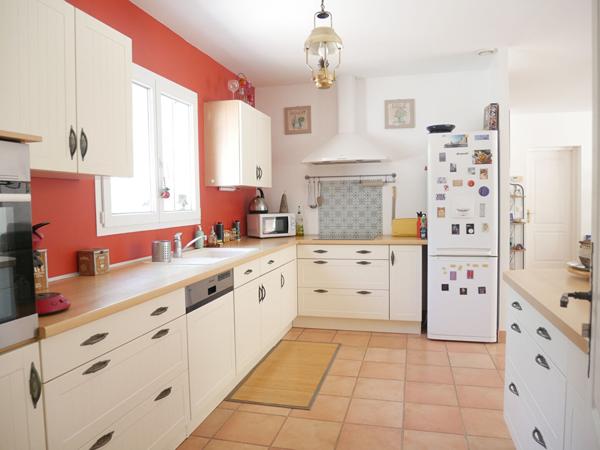 Très belle villa de plain pied avec grand garage attenant sur parc arboré de 4050 m²