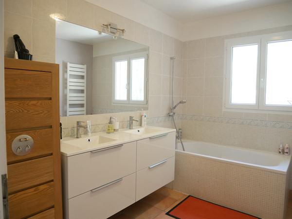 Très belle villa de plain pied avec grand garage attenant sur parc arboré de 4050 m²