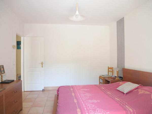 Très belle villa de plain pied avec grand garage attenant sur parc arboré de 4050 m²