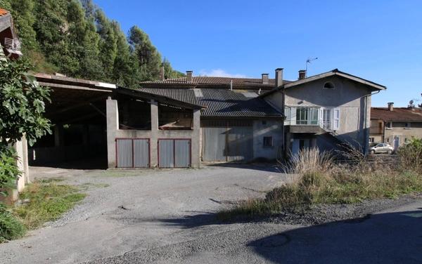 2 apparts 158m2, hangar 78m2, 2 garages, emplacement Camping Car + 4.8ha de colline + une source