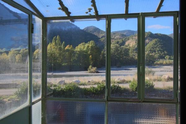 2 apparts 158m2, hangar 78m2, 2 garages, emplacement Camping Car + 4.8ha de colline + une source