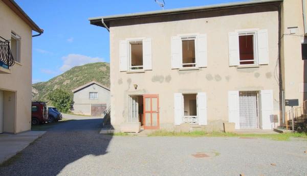2 apparts 158m2, hangar 78m2, 2 garages, emplacement Camping Car + 4.8ha de colline + une source