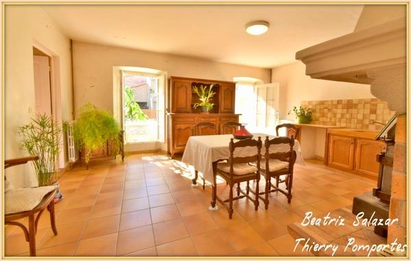 2 apparts 158m2, hangar 78m2, 2 garages, emplacement Camping Car + 4.8ha de colline + une source
