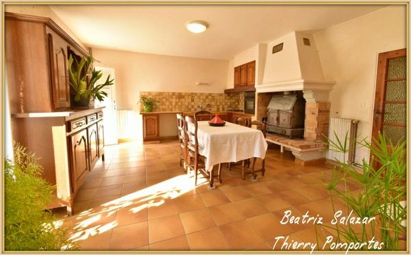 2 apparts 158m2, hangar 78m2, 2 garages, emplacement Camping Car + 4.8ha de colline + une source