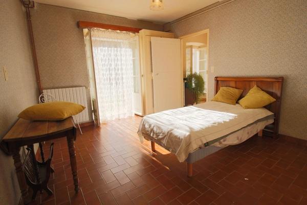 2 apparts 158m2, hangar 78m2, 2 garages, emplacement Camping Car + 4.8ha de colline + une source