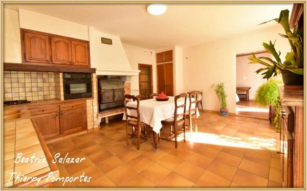 2 apparts 158m2, hangar 78m2, 2 garages, emplacement Camping Car + 4.8ha de colline + une source