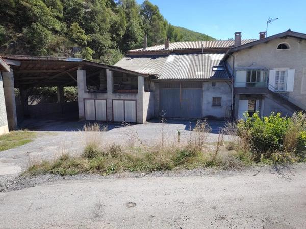2 apparts 158m2, hangar 78m2, 2 garages, emplacement Camping Car + 4.8ha de colline + une source
