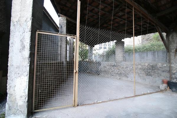 2 apparts 158m2, hangar 78m2, 2 garages, emplacement Camping Car + 4.8ha de colline + une source