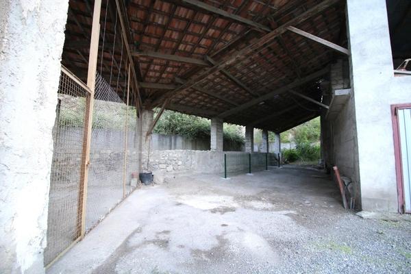 2 apparts 158m2, hangar 78m2, 2 garages, emplacement Camping Car + 4.8ha de colline + une source